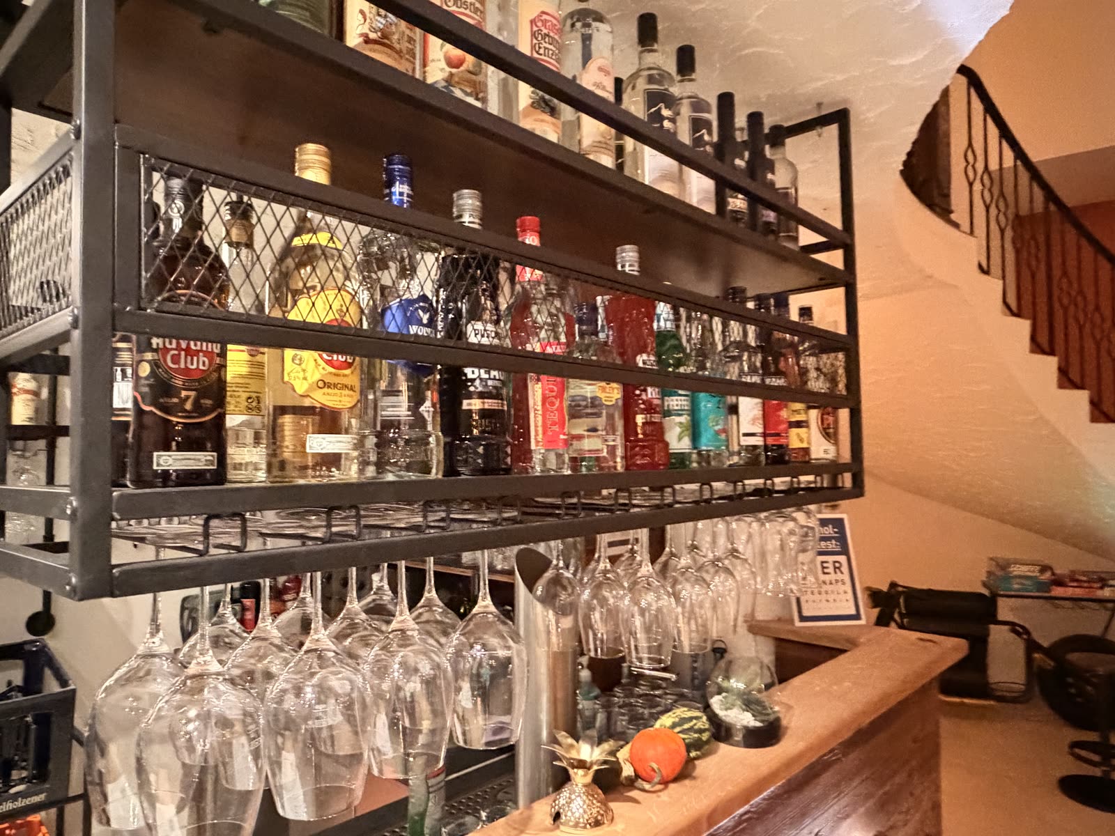 CLeRiQ – Spirituosen und Gläser an der Bar