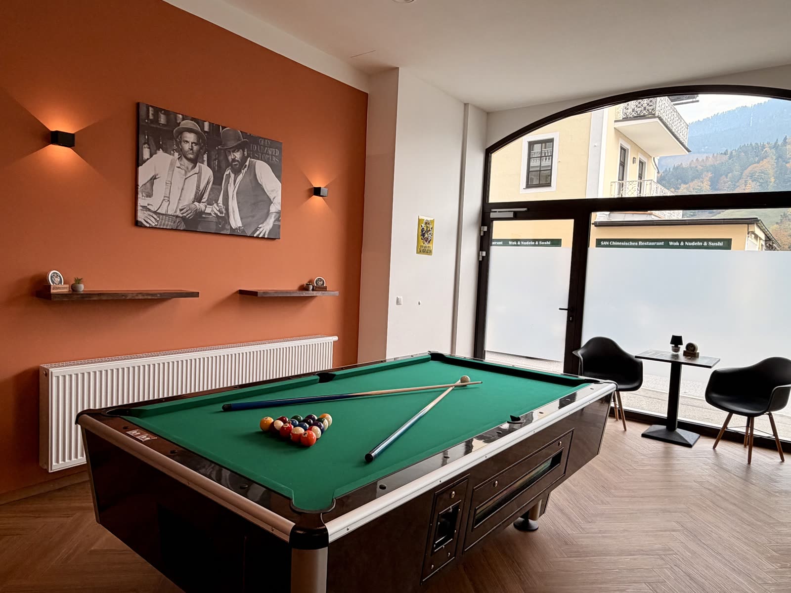 Billardtisch mit Bud Spencer Porträt und Bergblick