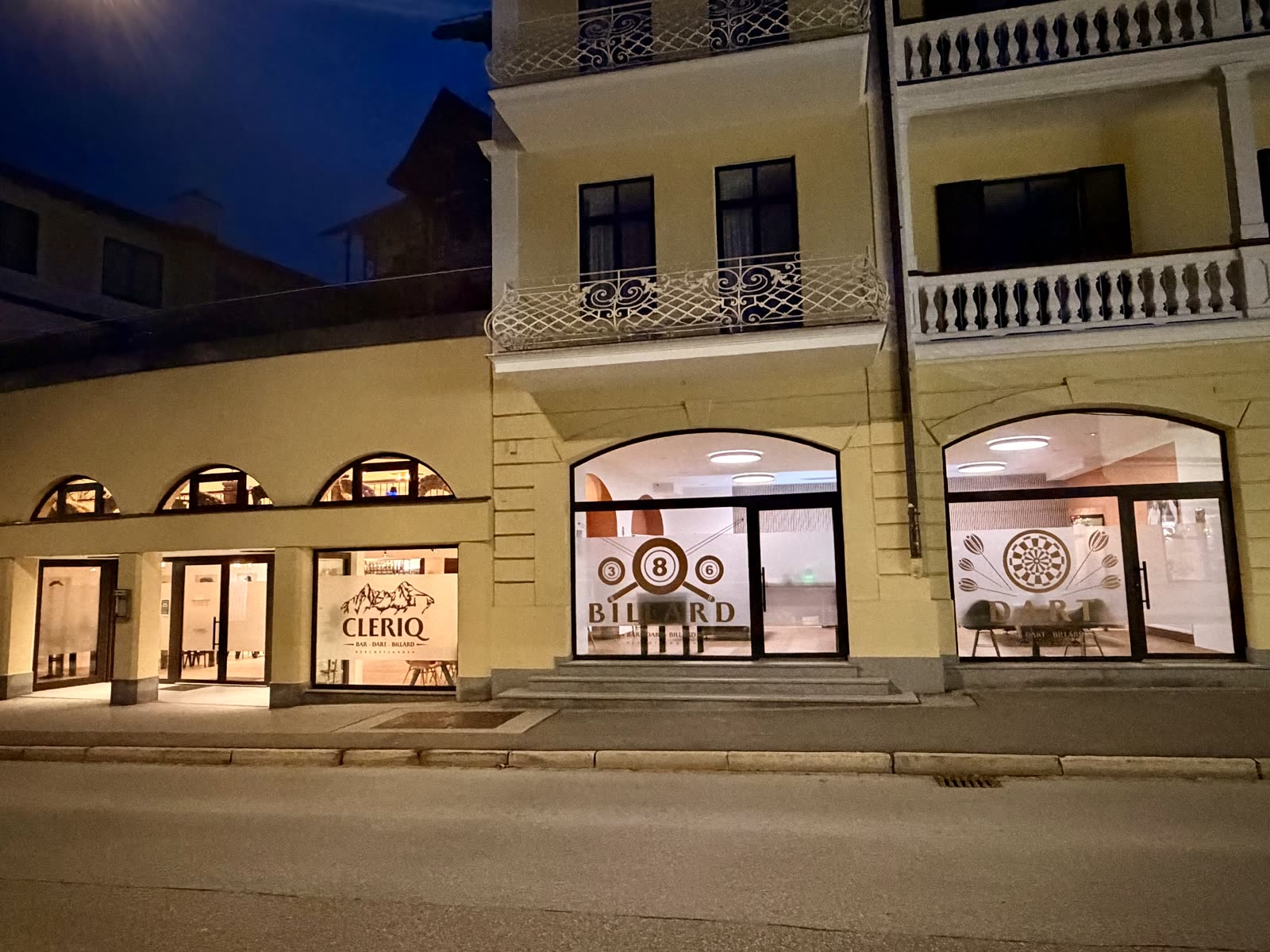 CLeRiQ Fassade bei Nacht