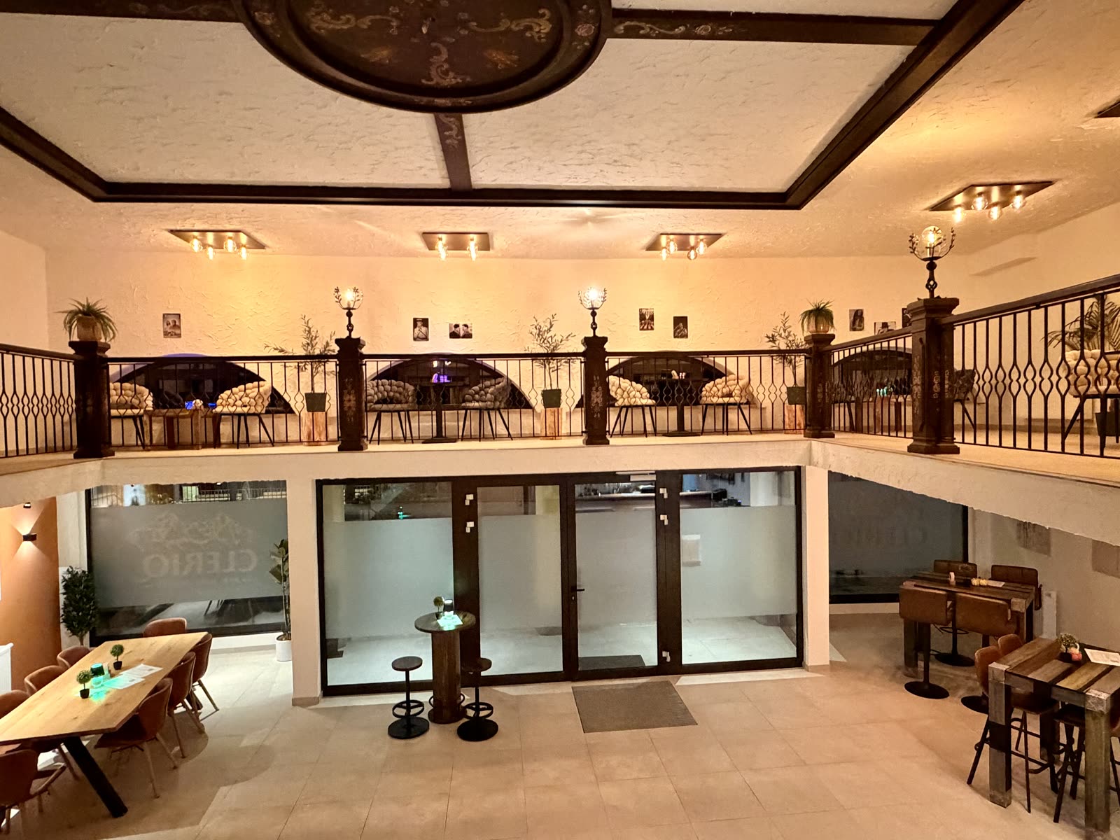 CLeRiQ – Blick in den Innenbereich mit Galerie-Ebene