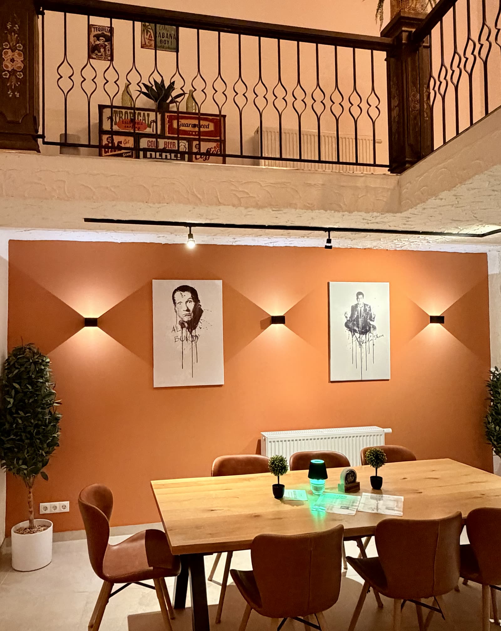 Terrakotta-Wand mit Galerie-Ebene